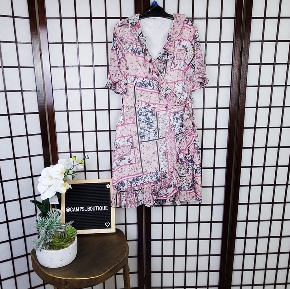 Short Sleeve V-neck Floral Print Wrap Dress - Picture 2 of 3